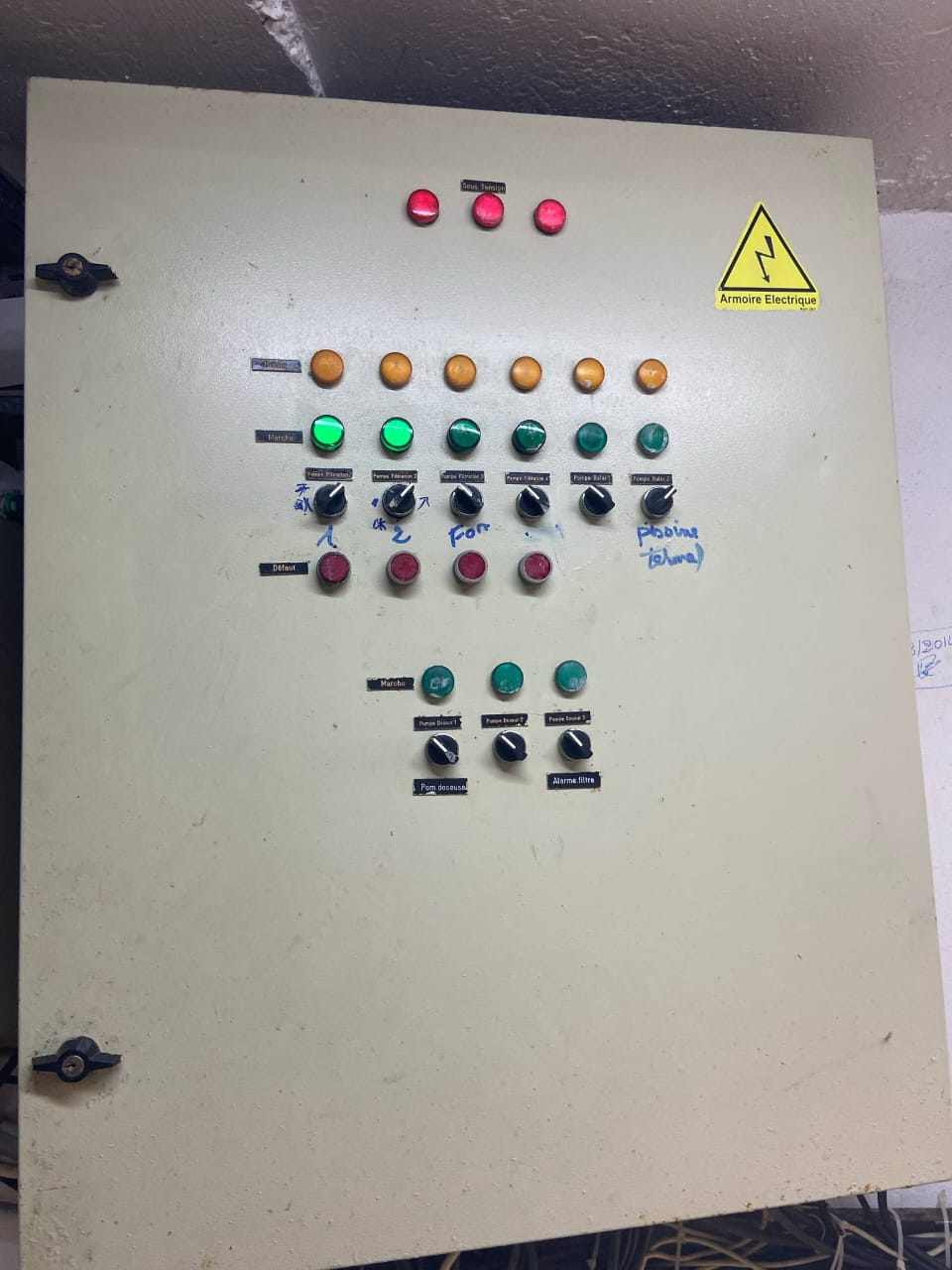 Armoire électrique de commande et de protection pour système de pompage et filtration de piscine hôtelière, inspectée et optimisée à Djerba, Tunisie.